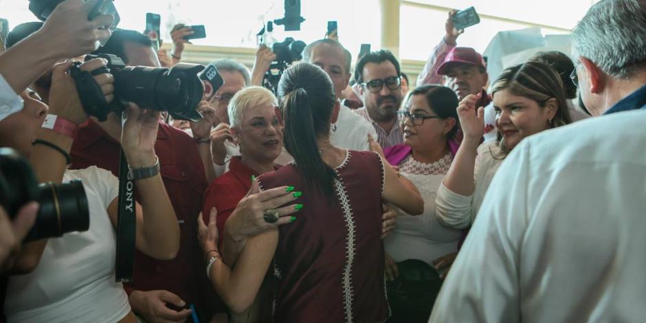 Claudia Sheinbaum llega a Culiacán rodeada de apoyo y entusiasmo.