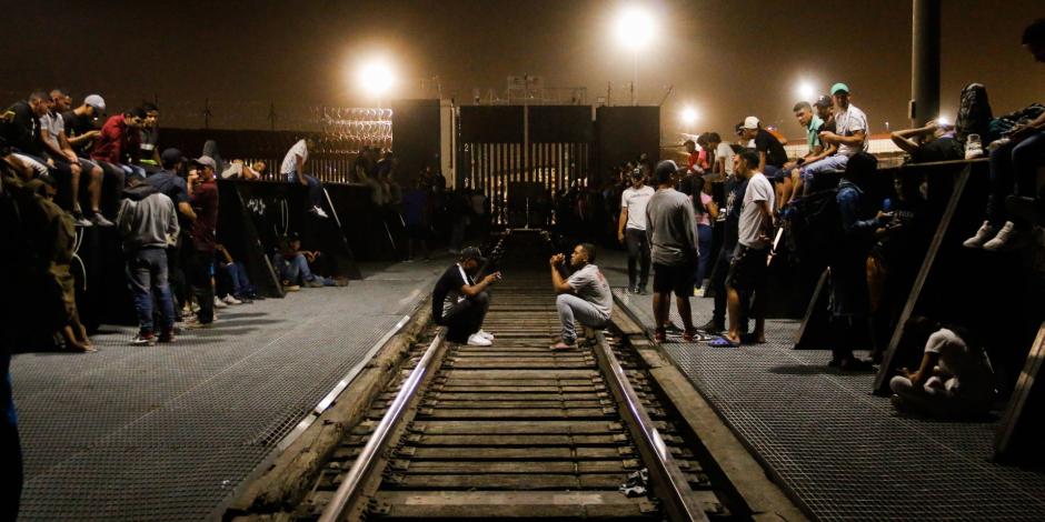 En esta imagen de archivo, migrantes de diversas nacionalidades se reúnen en la frontera para intentar pedir asilo en EU