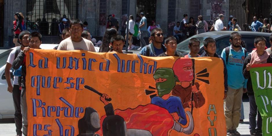 Normalistas de Ayotzinapa protestan frente al Hemiciclo a Juárez, ayer.