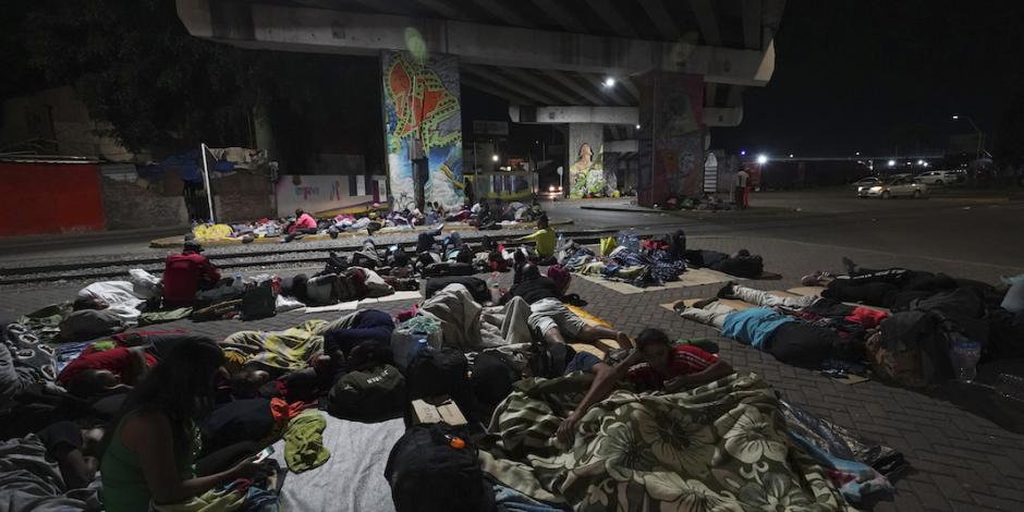 Migrantes duermen en una estación, a la espera de La Bestia en Irapuato, el sábado.