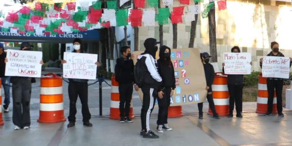 Estudiantes del Tecnológico de Pachuca se van a paro por casos de acoso sexual a compañeras del plantel; acusan que los profesores son protegidos por el director de la institución.