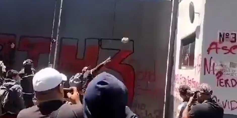 Normalistas vandalizan el Centro Nacional de Inteligencia, ubicado en la alcaldía Magdalena Contreras, en la Ciudad de México