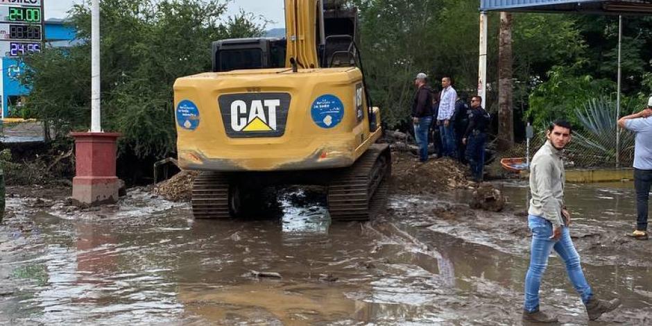 Protección Civil labora para atender afectaciones por desbordamiento de arroyo en Jalisco.