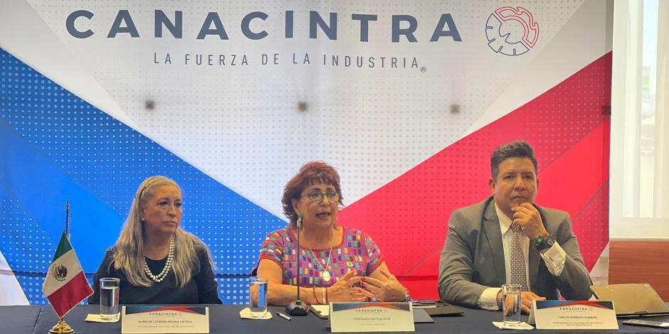 La presidenta de la Cámara Nacional de la Industria de Transformación (Canacintra), Esperanza Ortega Azar (centro).