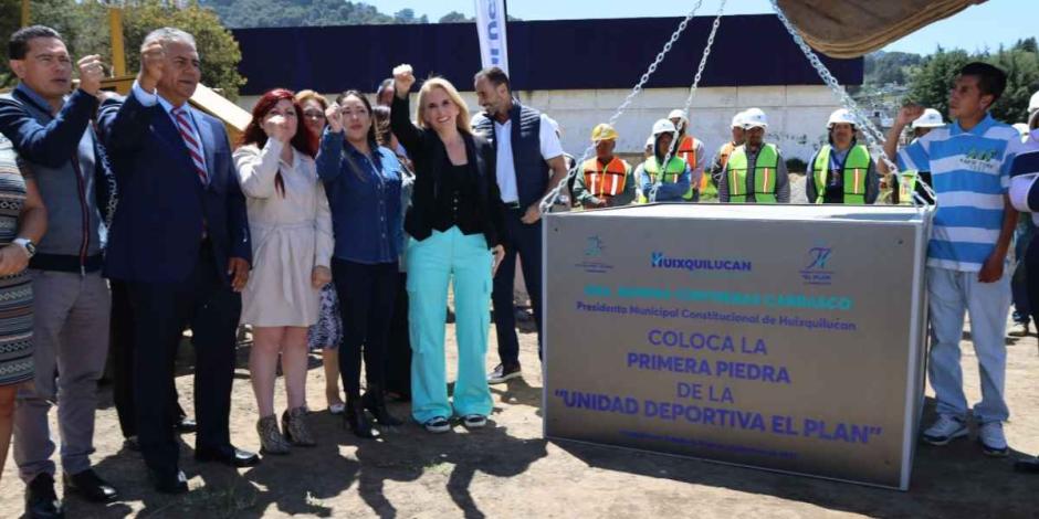 Huixquilucan coloca la primera piedra de la Unidad Deportiva 'El Plan'.