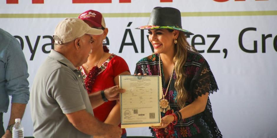 Evelyn Salgado encabeza Feria de Servicios Integrales en la comunidad de El Paraíso.