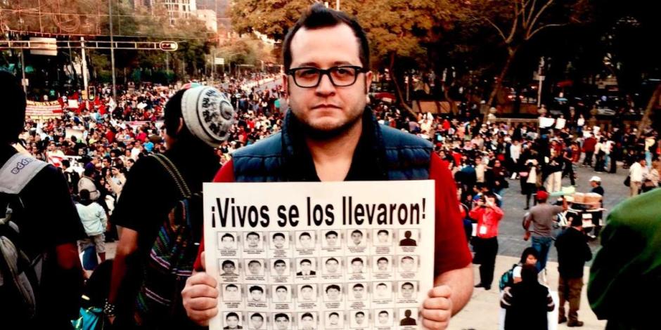José Ramón López Beltrán, hijo de AMLO, participa en marcha por Ayotzinapa.