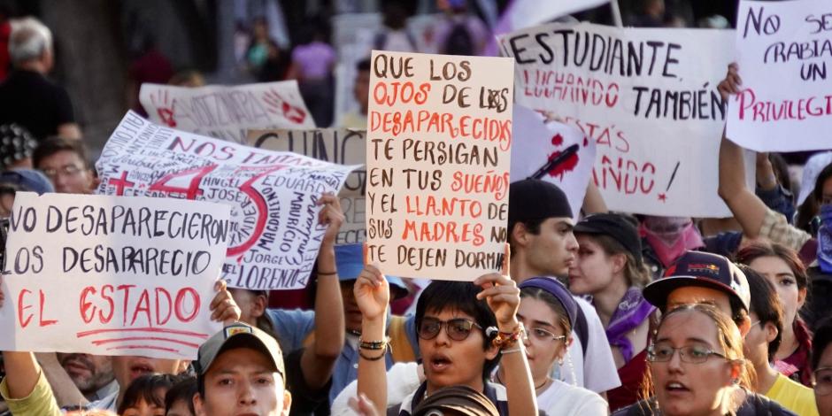 Tras cumplirse 9 años de la desaparición de los 43 normalistas de Ayotzinapa padres de los jóvenes y simpatizantes marcharon del Ángel de la Independencia rumbo al Zócalo