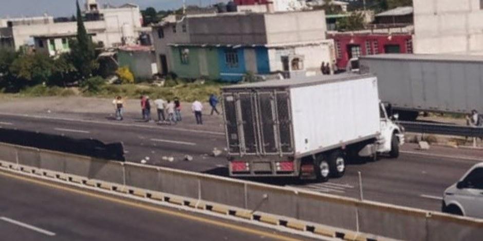 Bloqueo en la México Puebla provoca largas filas de automóviles.