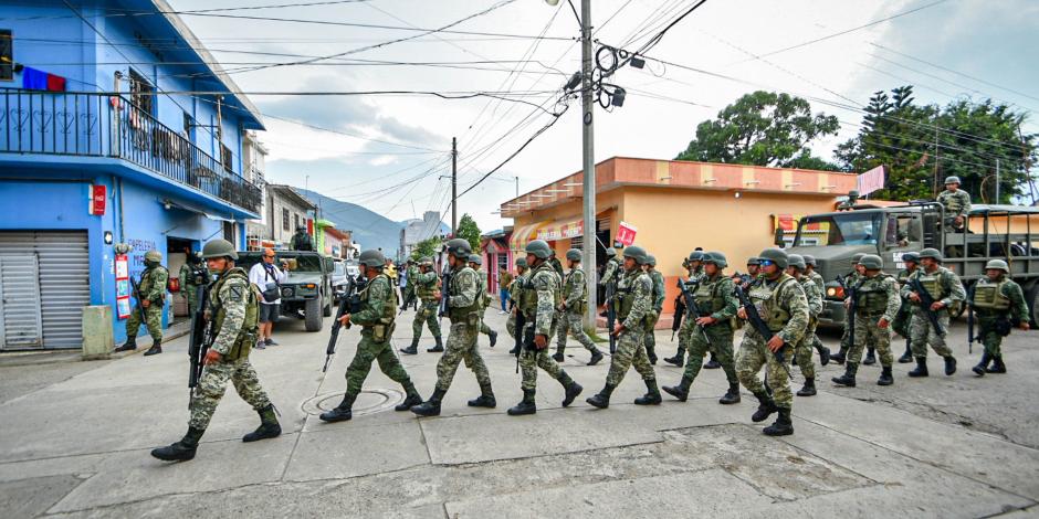 Elementos militares fueron desplegados en los municipios de Chiapas, ayer.