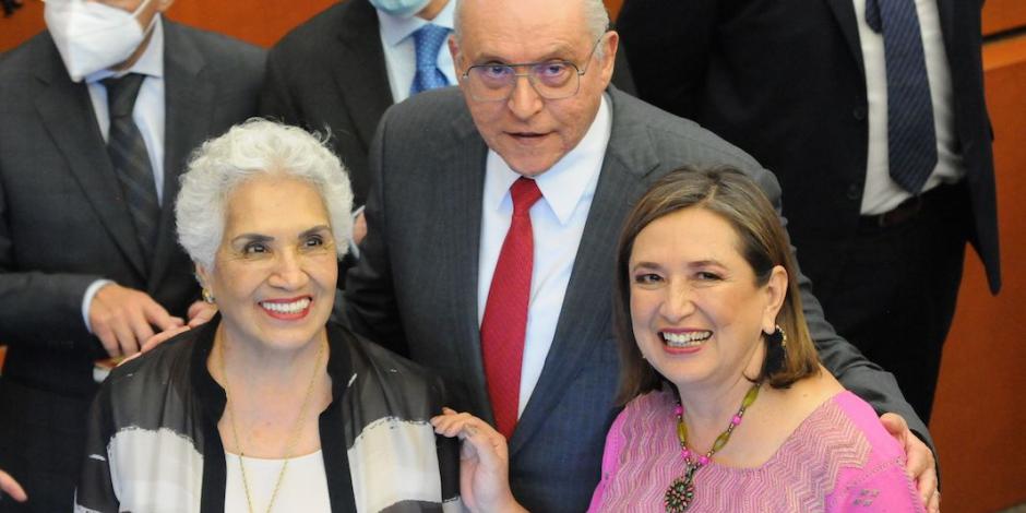 La senadora, con Salvador Cienfuegos y su esposa, Bertha González, ayer.