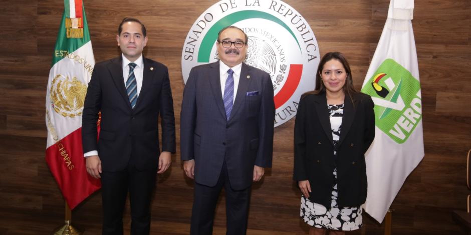 De izq. a der.: Raúl Bolaños-Cacho, Jorge Carlos Ramírez Marín y Karen Castrejón, dirigente del PVEM, el martes.