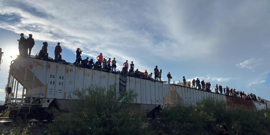 Personas indocumentadas volvieron a trasladarse a bordo de La Bestia en su intento por llegar a la frontera con EU, ayer.