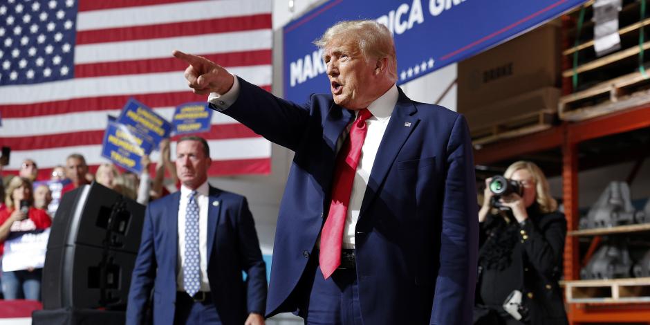 El republicano Donald Trump encabeza un evento de campaña en Michigan, ayer.