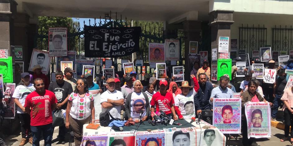 Pades de noramlistas de Ayotzinapa desaparecidos en 2014.