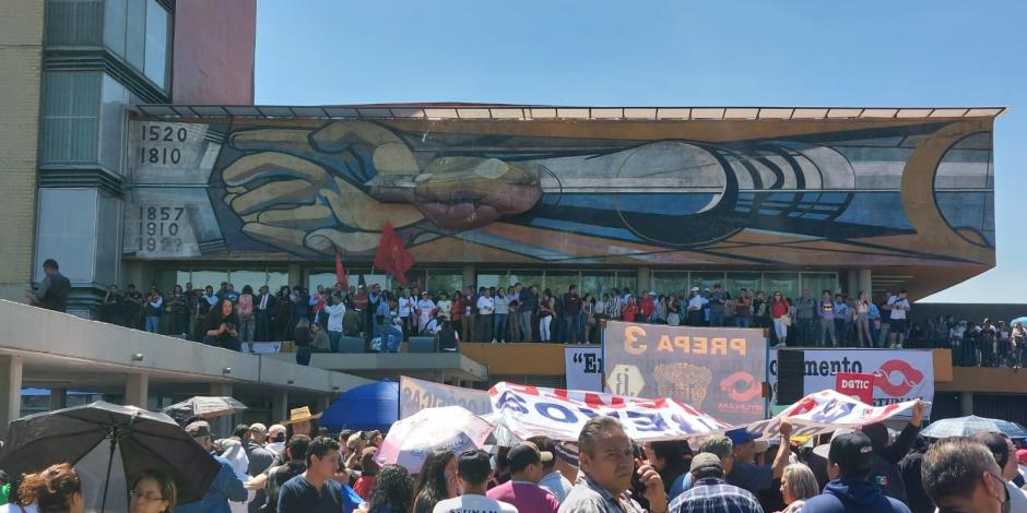 Sindicato de la UNAM amaga con huelga para exigir aumento salarial de 20%.