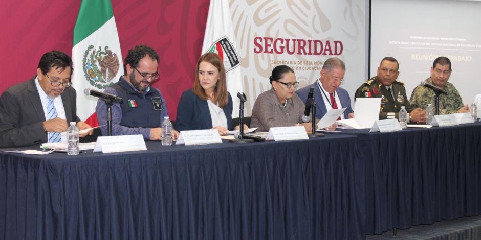 Al centro de la mesa, Rosa Icela Rodríguez, titular de la SSPC federal,