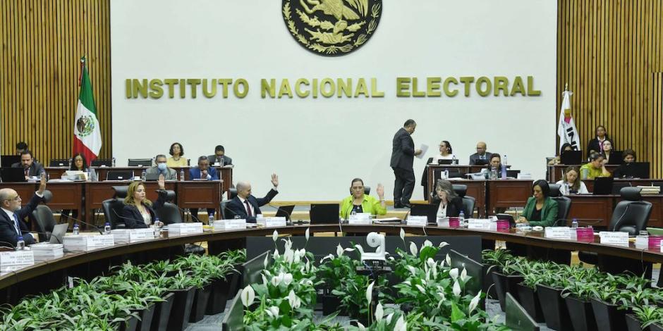 Votación de los consejeros electorales durante la sesión extraordinaria del Instituto Nacional Electoral, ayer.