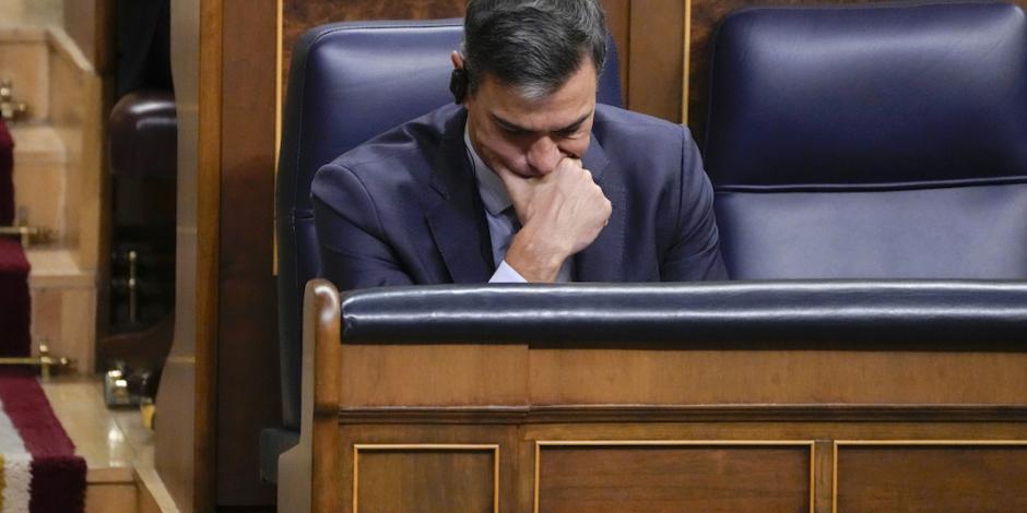 El presidente español, Pedro Sánchez, luce pensativo en votación parlamentaria, el pasado 27 de septiembre.