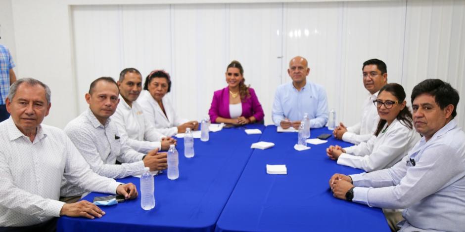 Al centro de la mesa, Evelyn Salgado, gobernadora de Guerrero.