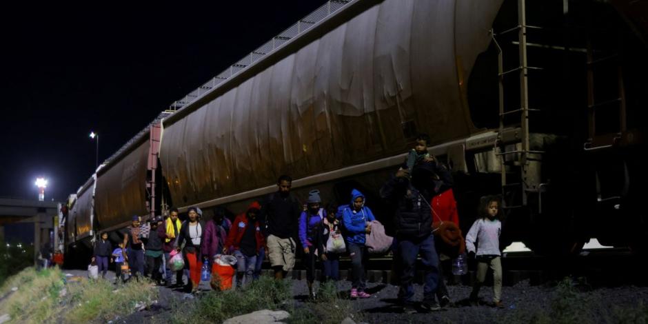 Migrantes llegan en tren a Ciudad Juárez en un intento por llegar a Estados Unidos, tras quedar varados cerca de la ciudad Villa Ahumada, en Ciudad Juárez, México, 30 de septiembre de 2023.