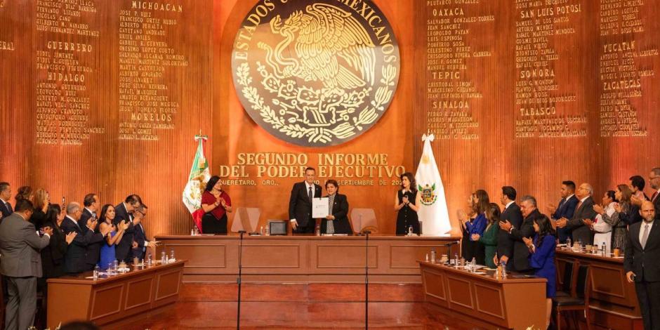 Mauricio Kuri, gobernador de Querétaro (centro), durante la presentación del mensaje por el Segundo Informe de Gobierno.