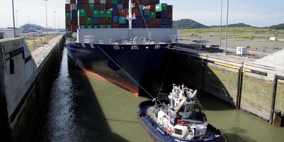 Un remolcador arrastra el buque de carga británico CMA CGM T. Roosevelt, durante su tránsito en el canal ampliado a través de las Esclusas de Cocoli en el Canal de Panamá, en las afueras de la Ciudad de Panamá, Panamá, el 22 de agosto de 2017