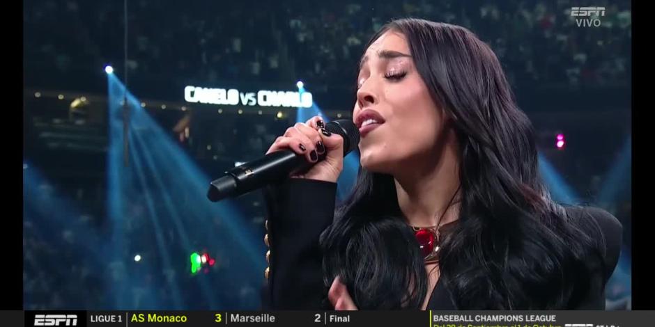 Danna Paola cantó el himno nacional previo al combate entre 'Canelo' Álvarez y Jermell Charlo.