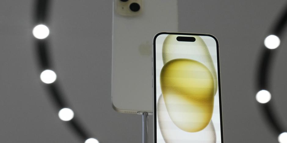 Unos teléfonos iPhone 15 son mostrados durante el anuncio de nuevos productos en la sede de Apple, en Cupertino, California, el martes 12 de septiembre de 2023.