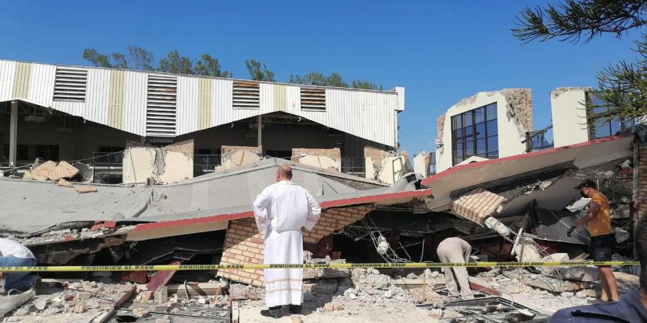 El párroco frente a los escombros de la iglesia que colapsó este domingo