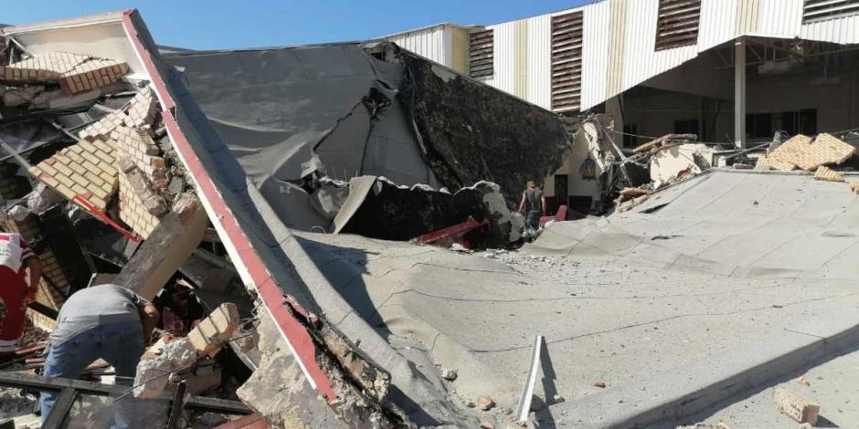 Américo Villarreal lamenta el colapso del techo de la iglesia Santa Cruz, en Ciudad Madero.