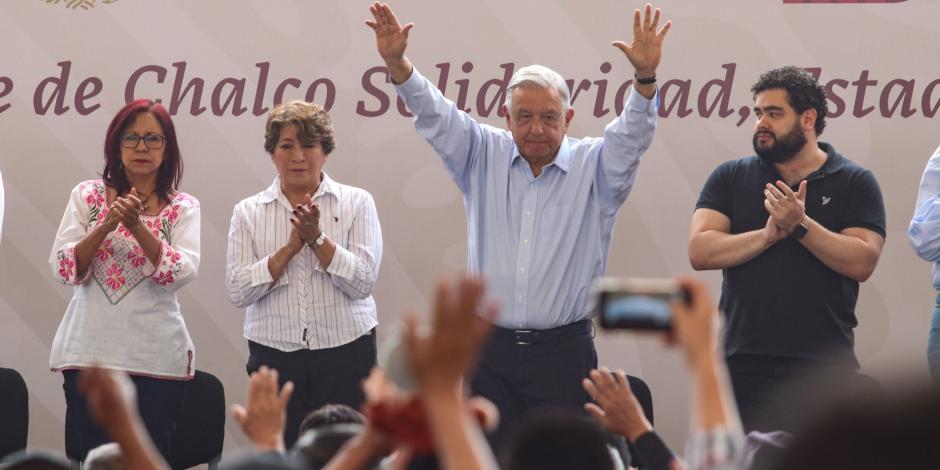 De izq. a der.: La secretaria de Educación, Leticia Ramírez; la gobernadora del Edomex, Delfina Gómez, y el Presidente López Obrador, en Chimalhuacán, ayer.