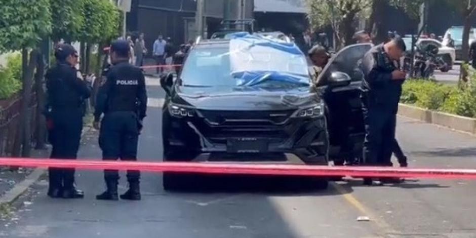 Asesinan a hombre de 45 años dentro de camioneta de lujo cuando conducía sobre Barranca del Muerto, en la alcaldía Álvaro Obregón.