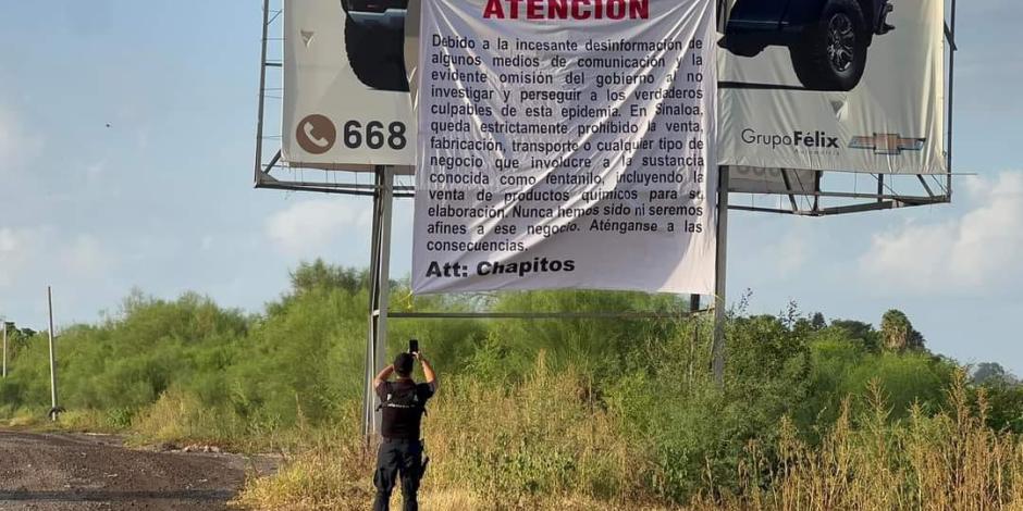 Una de las mantas fue localizada sobre un espectacular en Culiacán, ayer.