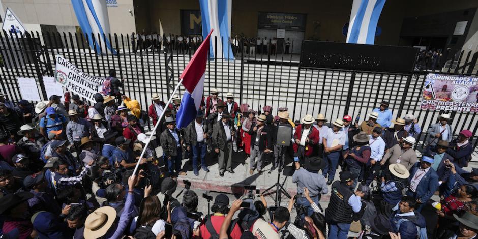 Guatemaltecos toman la sede judicial ante persecución contra el presidente electo, Bernardo Arévalo, ayer.