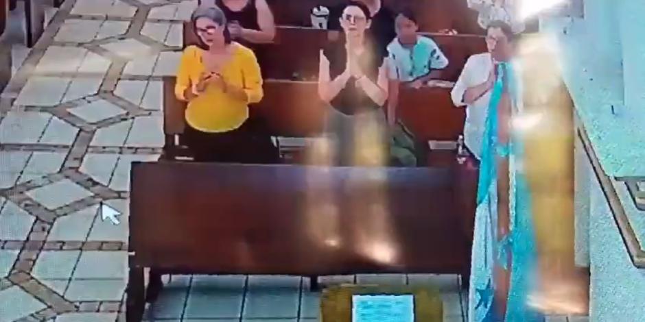 ¡Al infierno! Madre e hija fingen rezar y roban cartera en plena misa.