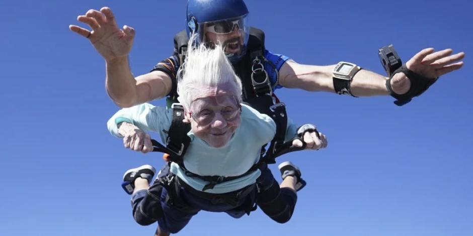 En esta imagen, proporcionada por Daniel Wilsey, se muestra a Dorothy Hoffner, de 104 años, durante un salto en paracaídas en tandem con Derek Baxter que la convirtió en la persona más mayor del mundo en hacerlo, el 1 de octubre de 2023, en Skydive Chicago, en Ottawa, Illinois.