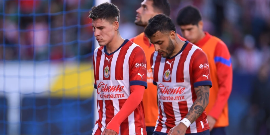 Cristian 'Chicote' Calderón y Alexis Vega después de un partido de Chivas en la Liga MX.