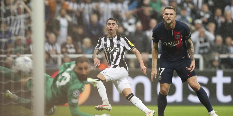 Miguel Almirón marca el primer gol del Newcastle contra el PSG en la segunda fecha del Grupo F de la Champions League.