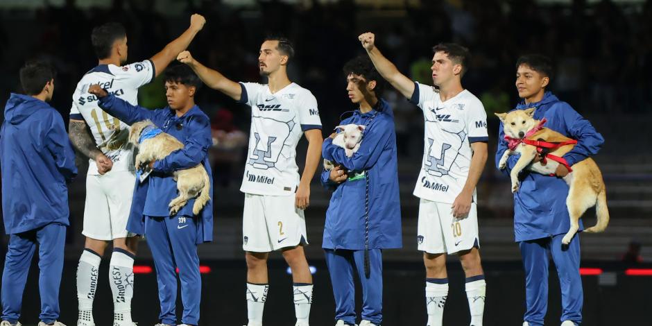Los jugadores de Pumas salieron acompañados de integrantes de fuerzas básicas del club y perros antes de su partido de la Fecha 11 de la Liga MX ante Querétaro.