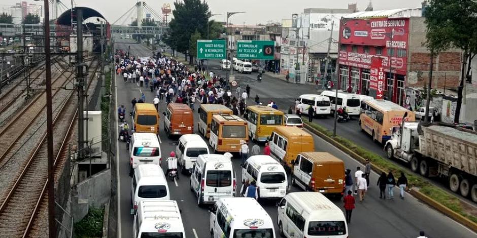 Cerca de 200 operadores usaron sus vehículos para impedir el tránsito vehicular, ayer.