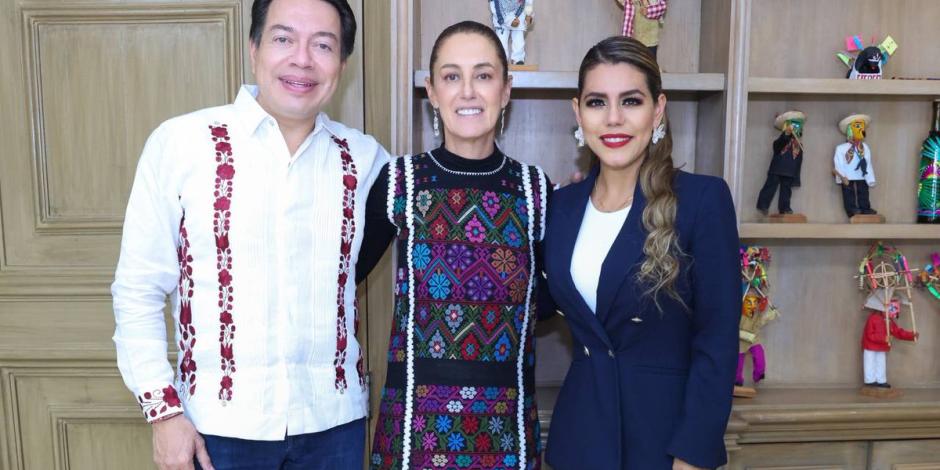 Claudia Sheinbaum, con la gobernadora Evelyn Salgado y el dirigente morenista Mario Delgado, ayer, en Chilpancingo.