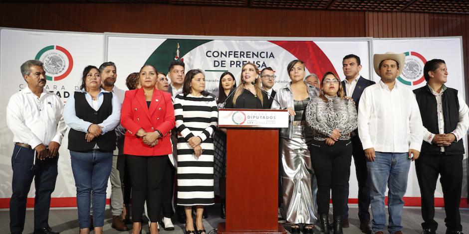 Diputados federales de Morena, ayer, en conferencia.
