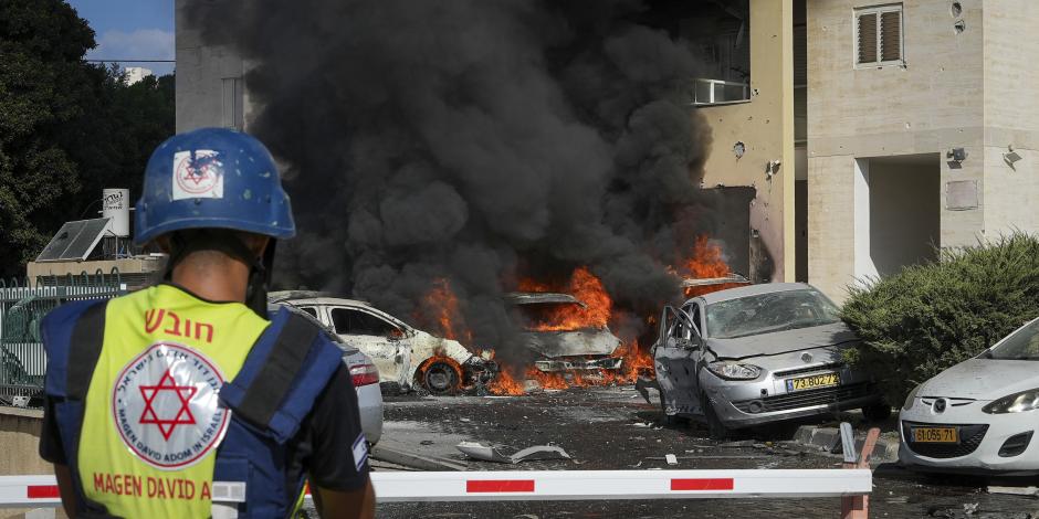 Autos arden después de que un cohete disparado desde la Franja de Gaza impactara en un estacionamiento y un edificio residencial en Ashkelon, sur de Israel