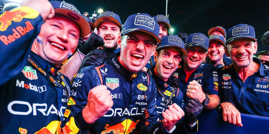Max Verstappen festeja con parte del equipo de Red Bull su tercer título en la F1.