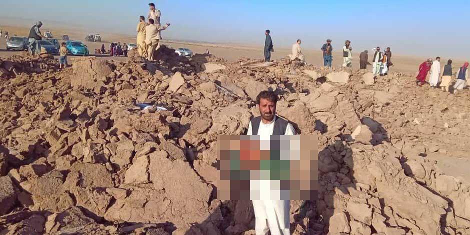 Sismos en Afagnistán: Un hombre carga el cuerpo de un menor