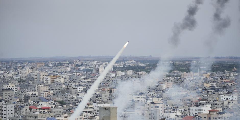 Militantes palestinos lanzan cohetes desde la Franja de Gaza hacia Israel, en Gaza, el sábado 7 de octubre de 2023.