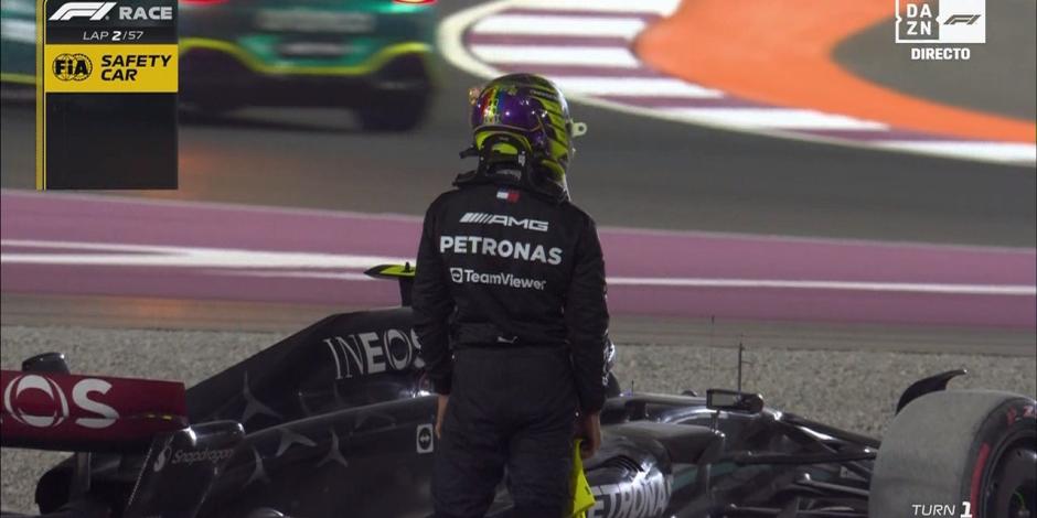 Lewis Hamilton mira a su auto tras el accidente con George Russell