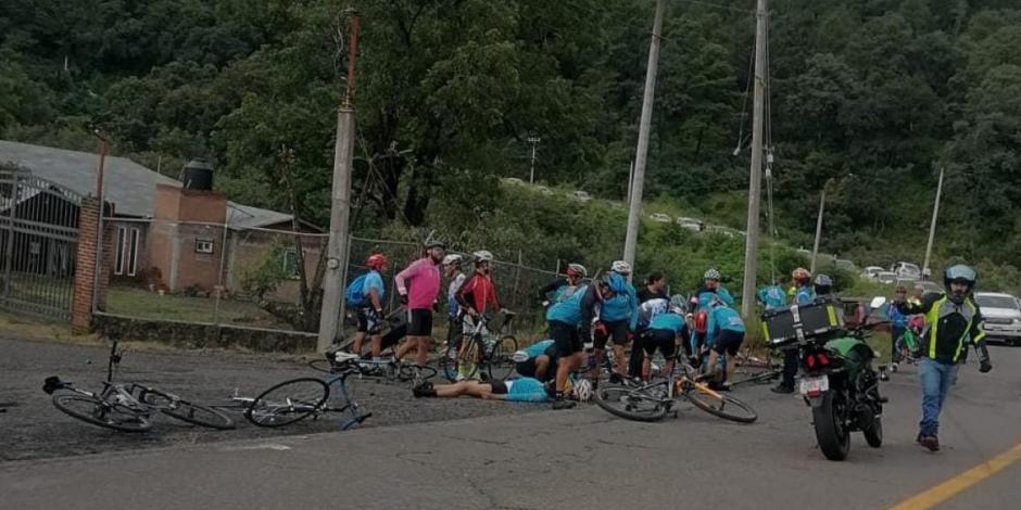 Vehículo embiste a ciclistas en Michoacán.