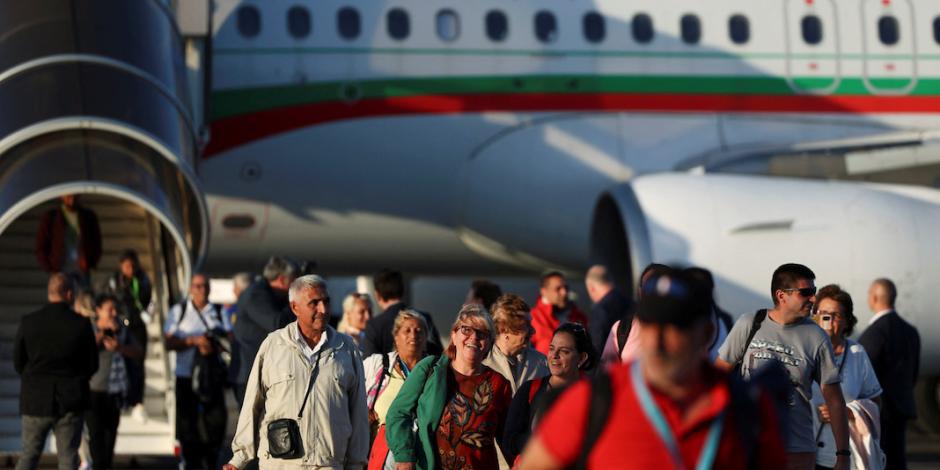 Personas evacuadas de Israel en un avión del Gobierno búlgaro llegan al Aeropuerto Internacional de Sofía, en Sofía, Bulgaria, ayer.